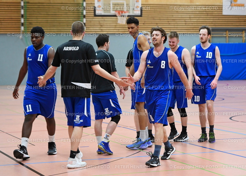 Basketball Herren SG Weiterstadt - Gladiators Trier  | 02.04.2022 Basketball 2. Regionalliga Nord Herren Saison 2021 2022 SG Weiterstadt - Gladiators Trier (66:57) Pause Halbzeit v. li. 11 Krist-Obi Fredrick u. 8 Jasper Robine (Weiterstadt) copyright HEN-FOTO Peter Henrich - Realizzato con Pictrs.com