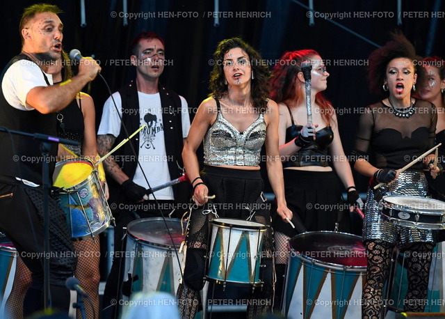 20220701-0428a-heinerfest-HEN-FOTO | 01.07.2022 - Darmstadt Impressionen Heinerfest 2022 2. Tag Konzertbühne Herrngarten Internationale Serenade mit temperamentvollen Trommlerinnen und Trommlern Tarumba Percusion aus spanischen Partnerstadt Logrono (Foto Peter Henrich) - Realized with Pictrs.com