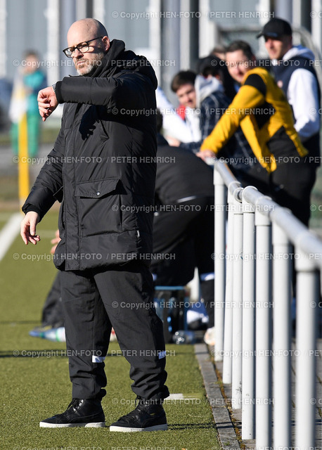 Fussball KOL DA GG KSG Brandau - RW Walldorf II © HEN-FOTO | Fussball Kreisoberliga Darmstadt Groß-Gerau KSG Brandau - RW Walldorf II (1:1) 27.02.2022 Mi Trainer Roman Grünewald (B) mit Blick auf die Uhr - copyright by Peter Henrich HEN-FOTO - Realizzato con Pictrs.com