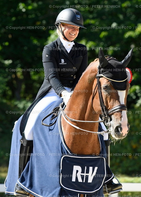 20220717-2957-reiten-hm-HEN-FOTO | 17.07.2022 - Reitsport Dressur Reiterghof Darmstadt-Kranichstein Hessische Meisterschaften Siegerehrung Dressurprüfung Kl. S*** Platz 1 Siegerin Gewinnerin Hessische Meisterin Kim Pfeiffer auf Ferdinand 283 v. Wiesbadener RFC (Foto Peter Henrich) - Realized with Pictrs.com