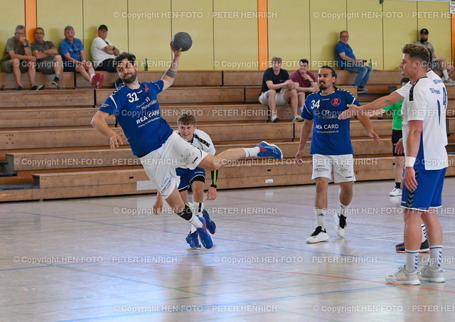 14.5.2022 TSV Pfungstadt verliert 28:30 gegen TGS Niederrodenbach | 14.05.2022 Saison 2021 2022 Handball Männer Landesliga Süd Abstiegsrunde TSV Pfungstadt - TGS Niederrodenbach v. li. 32Marius Schulz (Pf) 8 Jannis Acker (N) Foto: Peter Henrich - Realized with Pictrs.com