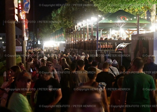 220808-7288-fischerfest-gernsheim-HEN-FOTO | 08.08.2022 Impressionen zum sehr gut besuchten Rheinischen Fischerfest Abwanderung der Menschen nach dem Höhenfeuerwerk Pyrotechnik am letzten Tag (Foto Peter Henrich) - Realizzato con Pictrs.com