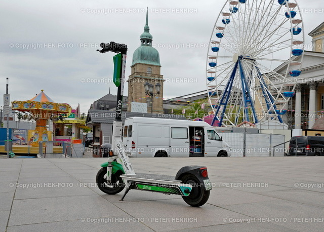 05.05.2022 Impressionen aus Darmstadt  | Ärgernis auf Gehweg oder an Fahrradständer abgestellte unbeleuchtete EScooter ERoller Scooter Elektroroller - Realizzato con Pictrs.com