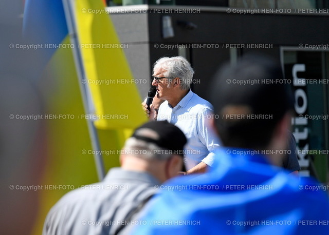 20220507-2218-gegenkrieg-HEN-FOTO | 07.05.2022 Impressionen von Kundgebung auf dem Friedensplatz gegen Angriffskrieg Russlands in Ukraine mit Oberbürgermeister Jochen Partsch zahlreichen Teilnehmern Europa-Flaggen - Realized with Pictrs.com