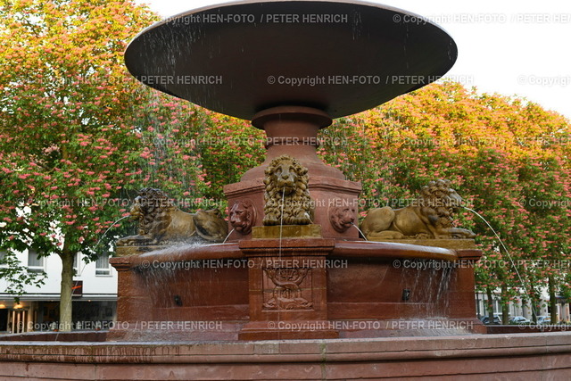 07.05.2022 Impressionen aus Darmstadt  | Aufwendig restaurierter Löwenbrunnen auf Mathildenplatz mit wasserspeienden Figuren  - Realizzato con Pictrs.com