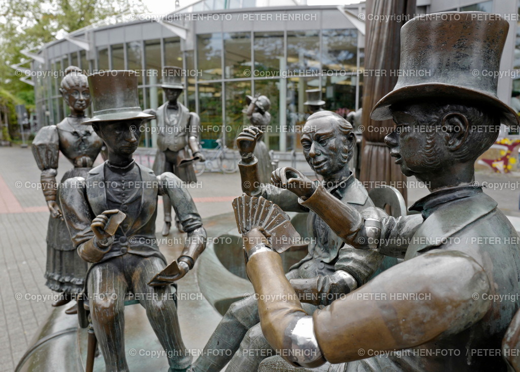 05.05.2022 Impressionen aus Darmstadt  | Figuren Datterichbrunnen Szene aus Mundart Theaterstück vor der Stadt Bibliothek beim Skatspielen (Peter Henrich HEN-FOTO) - Realized with Pictrs.com