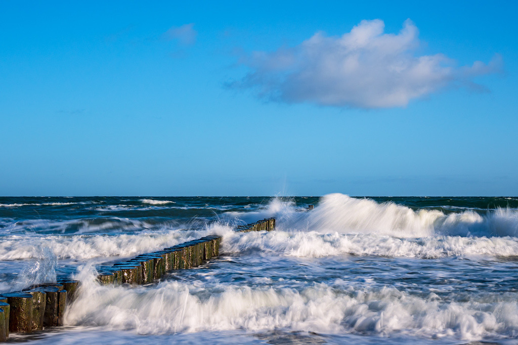 Buhnen an der Küste der Ostsee an einem stürmischen Tag | Buhnen an der Küste der Ostsee an einem stürmischen Tag.