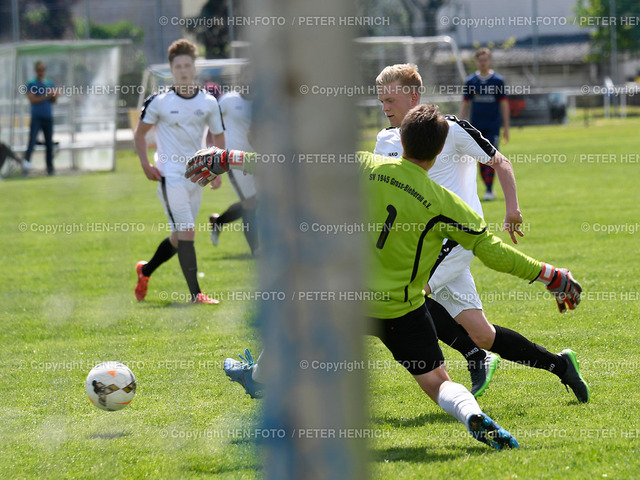 Fussball Männer KLB Dieburg SV Münster II - SV Groß-Bieberau II | Fussball Männer KLB Dieburg SV Münster II - SV Groß-Bieberau II 20170521 - zum Tor untrwegs weiss 11 Oliver Samoschkoff (M) TW 1 Steffen Hönig (GB) - copyright HEN-FOTO - Realized with Pictrs.com