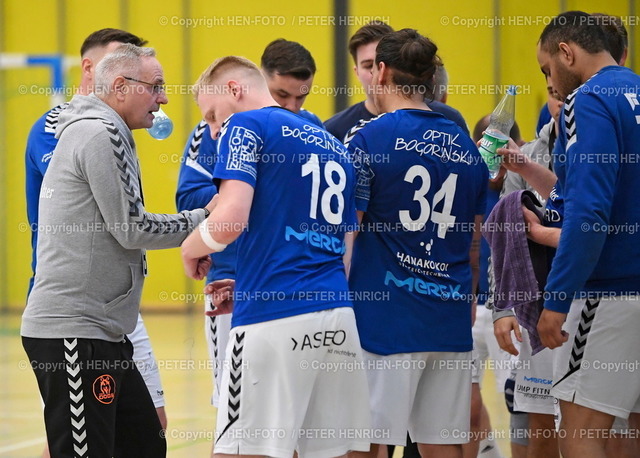 Handball Männer Landesliga Süd Pfungstadt - Rossdorf/Reinheim | 02.04.2022 Handball Männer Landesliga Süd Saison 2021 2022 TSV Pfungstadt - MSG Rossdorf/Reinheim (24:26) Auszeit Ansprache li Trainer Rolf König (TSV) copyright HEN-FOTO Peter Henrich - Realized with Pictrs.com