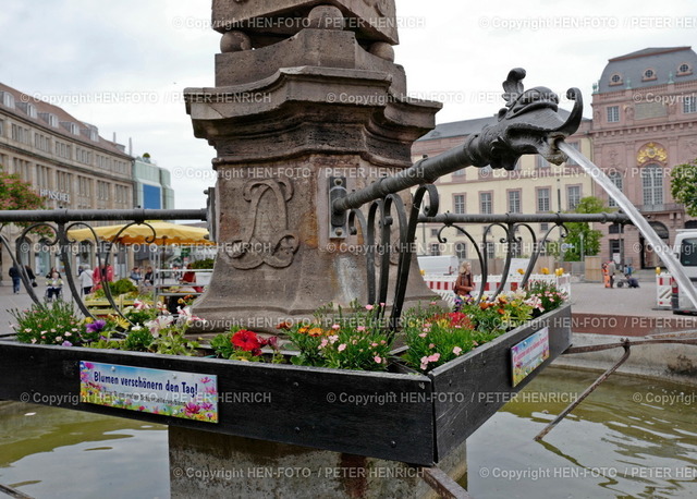 05.05.2022 Impressionen aus Darmstadt  | Markplatzbrunnen mit Blumen vom Darmstädter Schaustellerverband - Realizzato con Pictrs.com