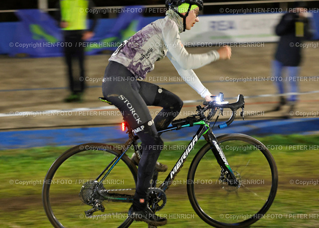 20231129-6587a-trainings-wm-HEN-FOTO | 29.11.2023 vorletzter Lauf der Trainingsweltmeisterschaft Cyclocross Radrennen mit Flutlicht im Velodrom beim VC Darmstadt auf der Zielgeraden 350 Lauric SCHWITZGEBEL (1.) Team Storck Metropol (Foto: Peter Henrich) - Realized with Pictrs.com