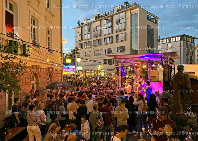 20220701-1712a-heinerfest-HEN-FOTO | 01.07.2022 - Darmstadt Impressionen Heinerfest 2022 2. Tag Live Musik vor der Krone mit vielen Zuschauern und ausgelassener Stimmung Abendhimmel blaue Stunde (Foto Peter Henrich) - Realized with Pictrs.com