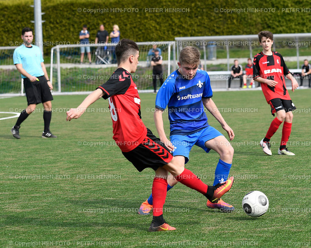 Fussball C-Junioren Regionalliga Süd SV Darmstadt 98 | Fussball C-Junioren Regionalliga Süd SV Darmstadt 98 - SC Freiburg 20170401 Mi 8 Adam Boujaafar (F) re 12 Alexander Vogler (DA) - copyright HEN FOTO (Peter Henrich) - Realized with Pictrs.com