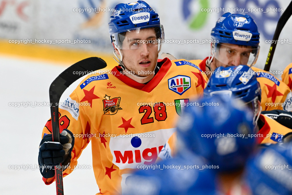 HDD jesenice vs. Asioago Hockey1935 12.4.2022 | Jubel Asiago Mannschaft Ginnetti Cameron