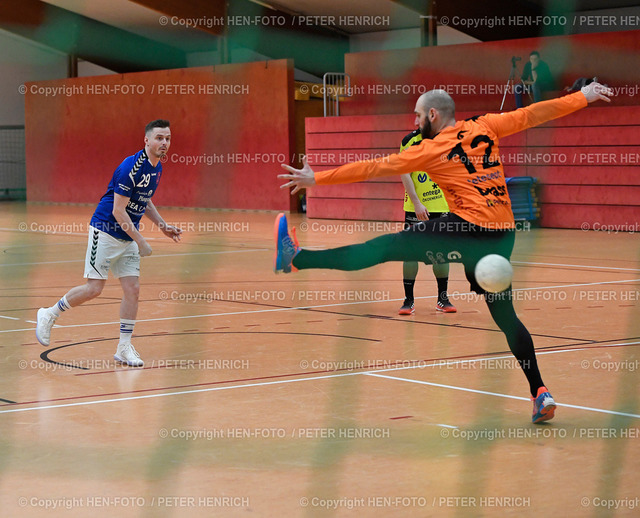 Handball Männer Landesliga HSG Bieberau-Modau II -  TSV Pfungstadt 06.02.2022 copyright by Peter Henrich HEN-FOTO | Handball Männer Landesliga HSG Bieberau-Modau II - TSV Pfungstadt (25:25) 06.02.2022 li 7 Meter 29 Tim Patrzalek 11 Treffer (Pf) re 12 Marinko Sevo (GB) copyright by Peter Henrich HEN-FOTO - Realizzato con Pictrs.com