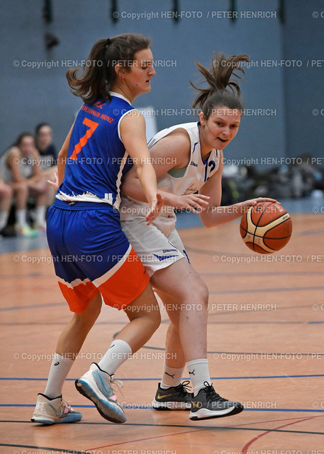 Basketball Damen Regionalliga Süd BG Darmstadt - Roßdorf - ASC Mainz 2 (63:68) 18.12.2021 copyright by Peter Henrich | Basketball Damen Regionalliga Süd BG Darmstadt - Roßdorf - ASC Mainz 2 (63:68) 18.12.2021 li 7 Verena Doczyck (MZ) re 12 Katrin Walter (DA) copyright by Peter Henrich HEN-FOTO - Realized with Pictrs.com