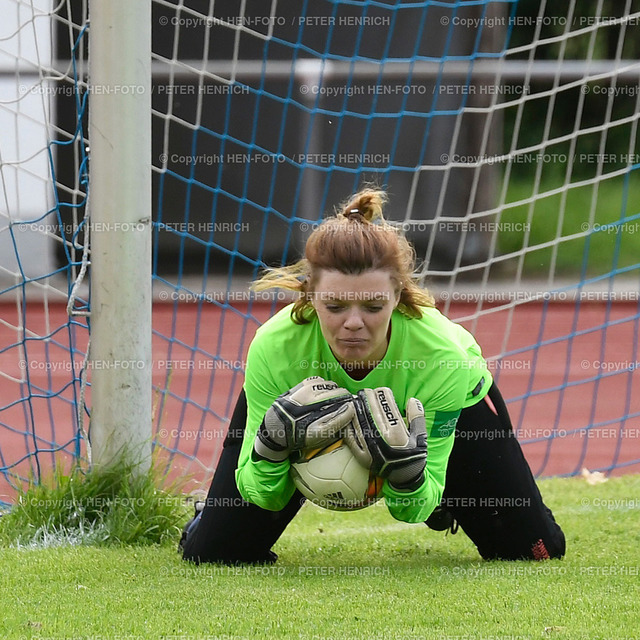 Fussball Frauen Verbandsliga TSV Pfungstadt - SG Ueberau | Fussball Frauen Verbandsliga TSV Pfungstadt - SG Ueberau (1:1) 20170520 - fest im Griff - Torfrau SG Ueberau Ann-Katrin Burger - copyright HEN-FOTO - Realized with Pictrs.com