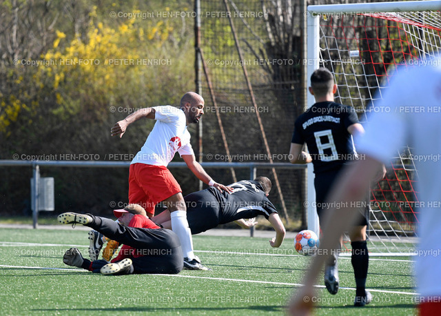 20220327 Fussball KLA Dieburg Eppertshausen - Gross-Umstadt | 27.03.2022 Saison 2020 2021 Fussball Kreisliga A Dieburg Männer FV Eppertshausen - SpVgg Gross-Umstadt (6:0) v. li. 23 TW Stefan-Klaus Munz (GU) Torschütze 11 Samuel Owusu (Epp) 17 Giovanni Accardi (GU) (Foto: Peter Henrich) - Realizzato con Pictrs.com