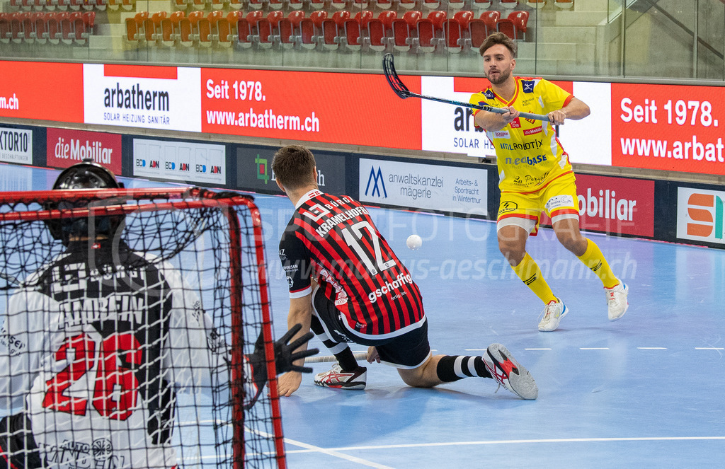 HC Rychenberg vs Ad Astra Sarnen - 10. January 2021 | HC Rychenberg vs Ad Astra Sarnen
AXA Arena, Winterthur
Tobias Studer (#23 HC Rychenberg) trifft lediglich Marcel Kramelhofer (#12 Ad Astra Sarnen) und nicht das Tor
Bild: Sportfotografie Markus Aeschimann | www.markus-aeschimann.ch - Realizzato con Pictrs.com