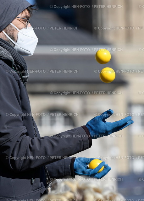 Kundgebung gegen Krieg in der Ukraine in Darmstadt | Kundgebung gegen Krieg in der Ukraine in Darmstadt auf dem Friedensplatz mit Oberbürgermeister Jochen Partsch (Bündnis 90 Die Grünen) Samstag 19.03.2022 Symbolfoto Jonglage mit gelben Bällen und blauen Handschuhen copyright Peter Henrich HEN-FOTO - Realized with Pictrs.com