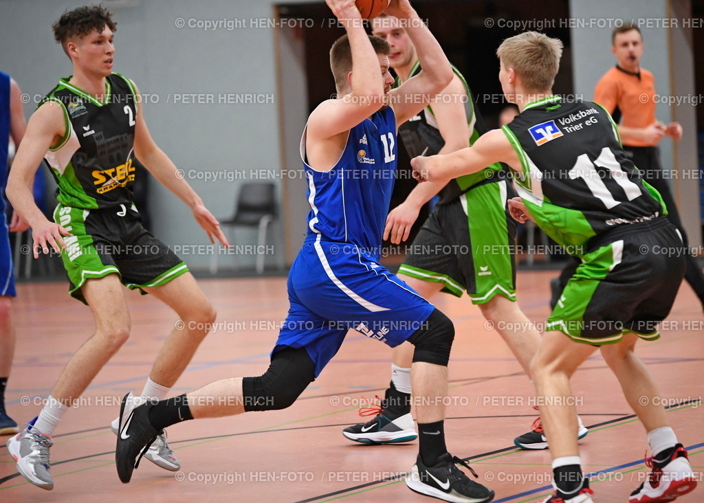 Basketball Herren SG Weiterstadt - Gladiators Trier  | 02.04.2022 Basketball 2. Regionalliga Nord Herren Saison 2021 2022 SG Weiterstadt - Gladiators Trier (66:57) v. li. 12 Philipp Pons (Weiterstadt) 11 Max Hessz (Trier) copyright HEN-FOTO Peter Henrich - Realized with Pictrs.com