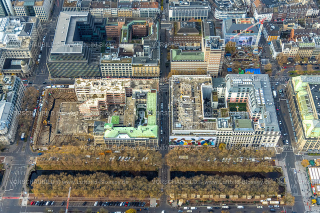 Duesseldorf231105677 | Luftbild, Geschäftshäuser, Wilhelm-Marx-Haus und Breidenbacher Hof und Baustelle Parkhaus, Königsallee und Girardet-Brücke mit Stadtgraben und Baumallee, umgeben von herbstlichen Laubbäumen, Stadtmitte, Düsseldorf, Rheinland, Nordrhein-Westfalen, Deutschland