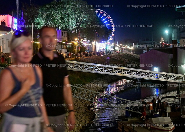 220808-7294-fischerfest-gernsheim-HEN-FOTO | 08.08.2022 Impressionen zum sehr gut besuchten Rheinischen Fischerfest Abwanderung der Menschen nach dem Höhenfeuerwerk Pyrotechnik am letzten Tag (Foto Peter Henrich) - Realized with Pictrs.com