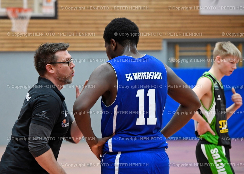 Basketball Herren SG Weiterstadt - Gladiators Trier  | 02.04.2022 Basketball 2. Regionalliga Nord Herren Saison 2021 2022 SG Weiterstadt - Gladiators Trier (66:57) Traineranweisungen v. li. Trainer Matthias Dönges (W) 11 Krist-Obi Fredrick (Weiterstadt) copyright HEN-FOTO Peter Henrich - Realized with Pictrs.com