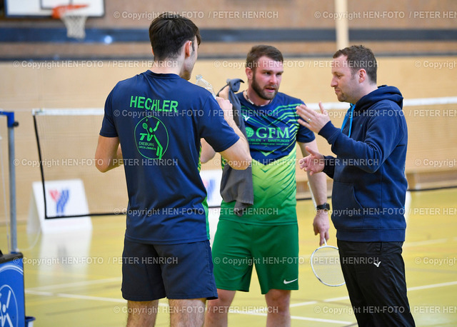 Badminton TV Dieburg / Groß-Zimmern - SG Dornheim | Badminton Oberliga TV Dieburg / Groß-Zimmern - SG Dornheim (4:4) 19.03.2022 Besprechung nach Satzgewinn v li Timo Hechler, Thomas Kaltenmeier, Kristian Achenbach (Di) copyright Peter Henrich HEN-FOTO - Realizzato con Pictrs.com