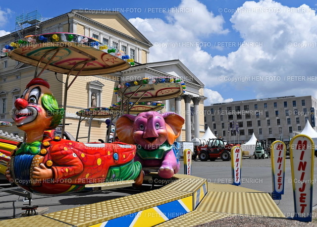 20220625-0180-impressionen-HEN-FOTO | 25.06.2022 - Darmstadt Impressionen Aufbau für Heinerfest 30.6. - 4.7.2022 Karolinenplatz Kinder Karussell Clown (Foto Peter Henrich) - Realized with Pictrs.com