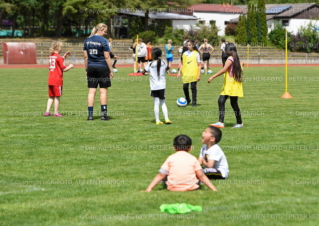 20220521-3886-mädchenfussball-HEN-FOTO | 21.05.2022 Tag des Mädchenfussballs Tag der offenen Tür bei TSV Pfungstadt mit Übungen und freies Spielen auf kleine Tore - Realized with Pictrs.com