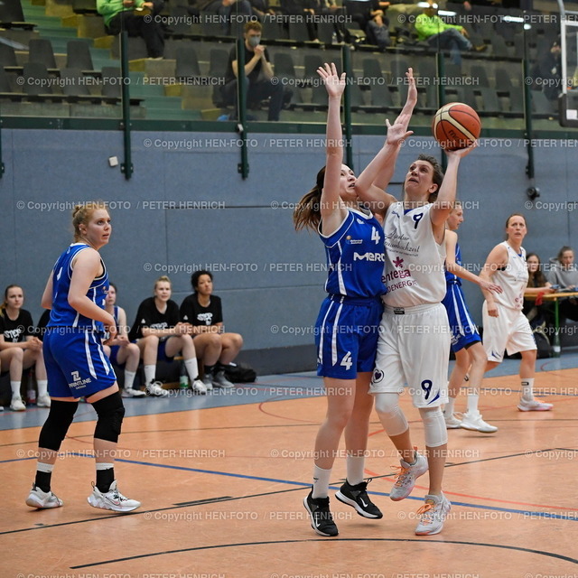 Basketball Regionalliga Damen BG Darmstadt-Roßdorf - SG Weiterstadt 2 | 05.04.2022 Basketball Damen Regionalliga Nord Saison 2021 2022 BG Darmstadt-Roßdorf - SG Weiterstadt 2 (69:65) v. li. 4 Iman Peljto (W) 9 Judith Esther Imlauf-Becker (BG) copyright HEN-FOTO Peter Henrich - Realizzato con Pictrs.com