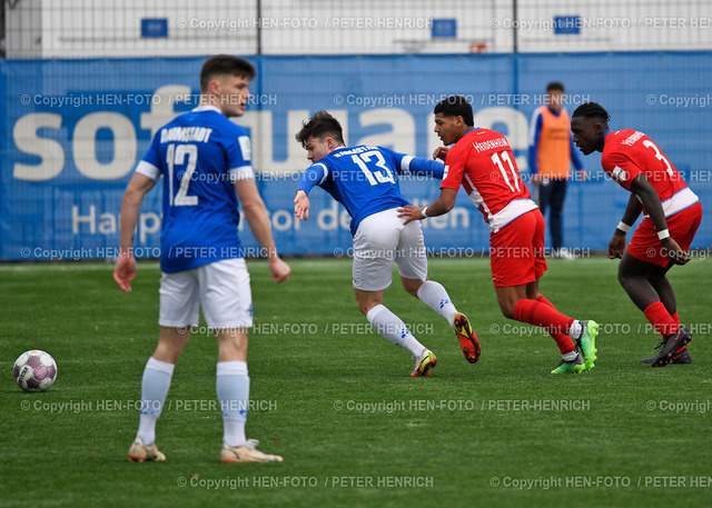 Fußball A-Junioren Bundesliga SV Darmstadt 98 - FC Heidenheim (0:0) 19.02.2022 copyright by Peter Henrich HEN-FOTO | Fußball A-Junioren Bundesliga SV Darmstadt 98 - FC Heidenheim (0:0) 19.02.2022 Nachwuchsleistungszentrum re 11 Eric Onos (H) li 13 Florian Phlepsen (DA) copyright by Peter Henrich HEN-FOTO - Realized with Pictrs.com