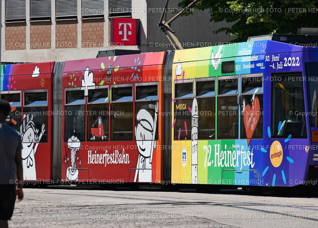 20220616-4696-darmstadt-HEN-FOTO | 16.06.2022 Darmstadt Impressionen - Heinerfest im Herzen - bunte Straßenbahn mit Beschriftung für Darmstädter Heinerfest 30.6. - 4.7.2022 und Heinerfest-Maskottchen - Realized with Pictrs.com