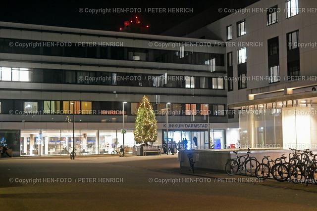 20231130-1327a-maskenpflichtHEN-FOTO | 30.11.2023 FFP-2 Maskenpflicht für Besucher:innen in den Städtischen Kliniken Darmstadt zum Schutz von Patienten:innen und Mitarbeiter:innen ab Mittwoch dem 29.11.2023 aufgrund steigender Atemwegsinfektionen und Coronainfektionen hier beleuchtete Hinweistafel am Krankenhaus Eingang (Foto: Peter Henrich) - Realizzato con Pictrs.com