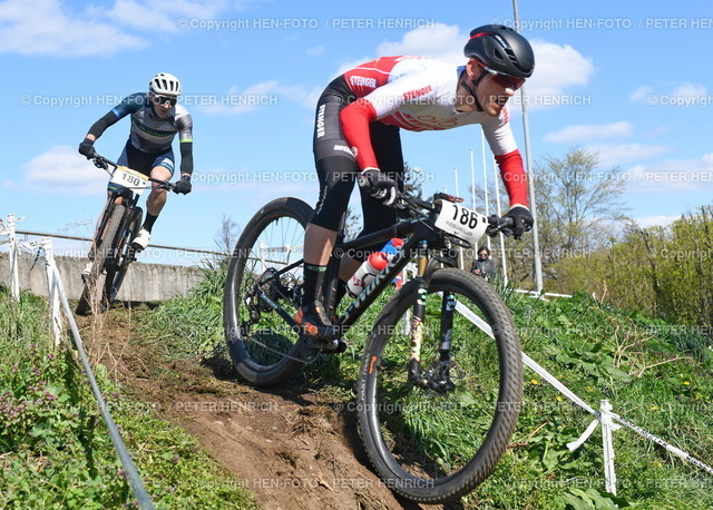 Mountainbike MTB Rhein-Main-Cup 2022 | 03.04.2022 Riese Müller Mountainbike MTB Rhein-Main-Cup 2022 in Darmstadt Radrennbahn Startnummer 186 U40 männlich Sascha Starker SSG Bensheim Sieger copyright HEN-FOTO Peter Henrich - Realizzato con Pictrs.com