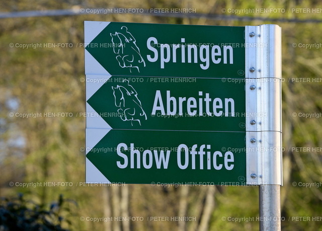 16.04.2022 Kranichstein Spring-Tour III Springturnier Dressurturnier | 16.04.2022 Reiten Darmstadt-Kranichstein Spring-Tour III Prüfung 02 Schild Wegweiser Hinweis zum Springen Abreiten Show Office Meldestelle copyright HEN-FOTO Peter Henrich - Realized with Pictrs.com