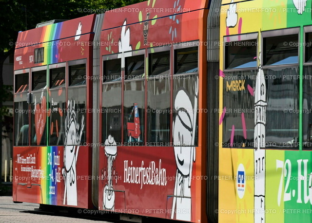 20220616-4695-darmstadt-HEN-FOTO | 16.06.2022 Darmstadt Impressionen - Heinerfest im Herzen - bunte Straßenbahn mit Beschriftung für Heinerfest 30.6. - 4.7.2022 und Heinerfest-Maskottchen  - Realized with Pictrs.com