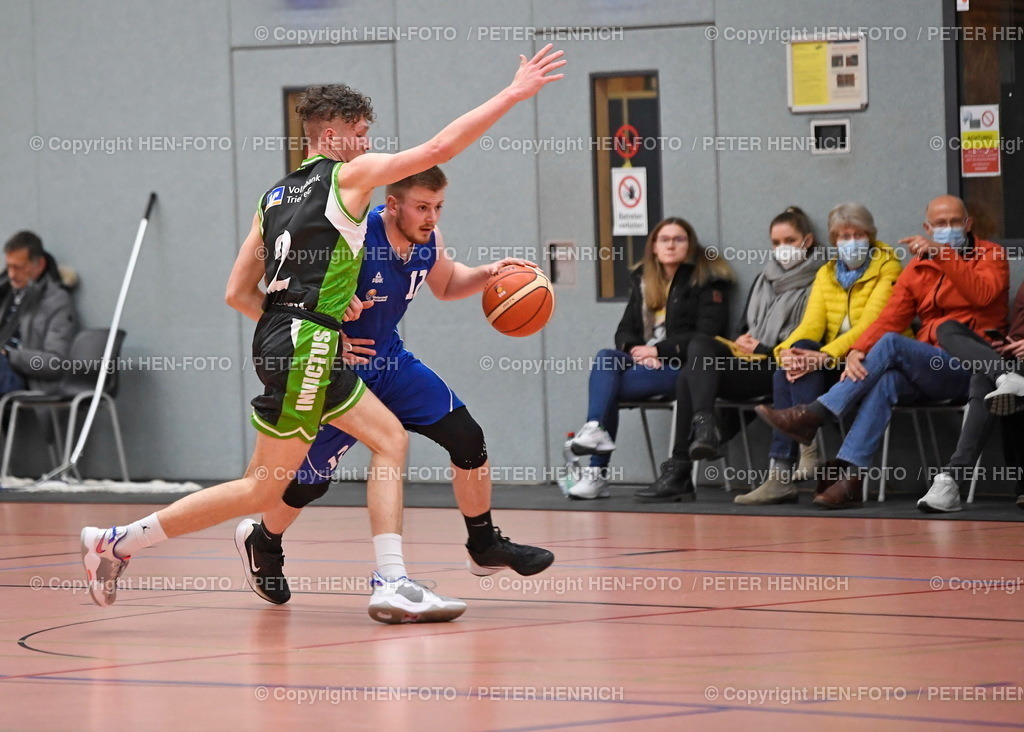 Basketball Herren SG Weiterstadt - Gladiators Trier  | 02.04.2022 Basketball 2. Regionalliga Nord Herren Saison 2021 2022 SG Weiterstadt - Gladiators Trier (66:57) v. li. 2 Jonas Kronewald (Trier) 12 Philipp Pons (Weiterstadt) copyright HEN-FOTO Peter Henrich - Realizzato con Pictrs.com