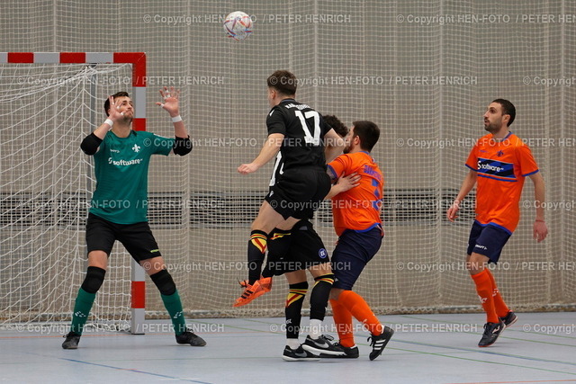 20231202-6741-futsal-sv98-ksc-HEN-FOTO | 02.12.2023 Futsal Regionaliga Süd Saison 2023 2024 SV Darmstadt 98 - Karlsruher SC (11:2) v. li. Nils Hemmenstaedt (1 TW Darmstadt) Lennart Berg (17 Karlsruhe) (Foto: Peter Henrich) - Realizzato con Pictrs.com