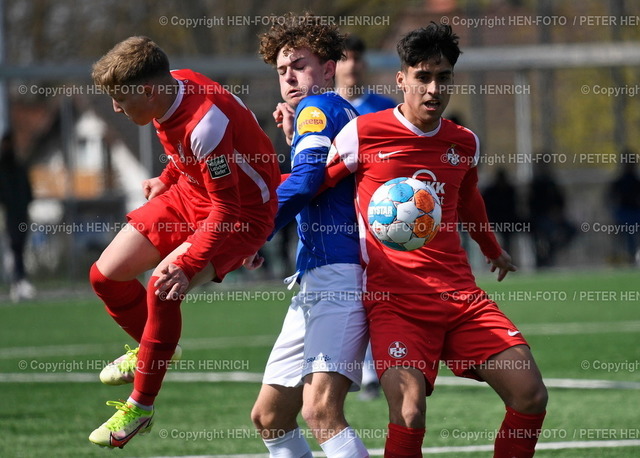 Fussball B-Junioren Bundesliga Süd SV Darmstadt 98 - 1. FC Kaiserslautern | 03.04.2022 Saison 2021 2022 Fussball B-Junioren Bundesliga Süd SV Darmstadt 98 - 1. FC Kaiserslautern (3:1) v. li. 2 Artur Reich (FCK) 24 Luis Klappich (SVD) 10 Muhammed Yasin Batuhan Zor (FCK) copyright HEN-FOTO Peter Henrich - Realized with Pictrs.com