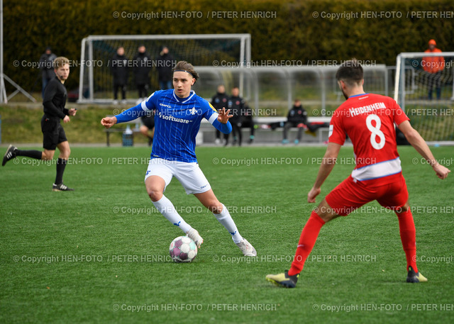 Fußball A-Junioren Bundesliga SV Darmstadt 98 - FC Heidenheim (0:0) 19.02.2022 copyright by Peter Henrich HEN-FOTO | Fußball A-Junioren Bundesliga SV Darmstadt 98 - FC Heidenheim (0:0) 19.02.2022 Nachwuchsleistungszentrum li 21 Luca Kaiser (DA) re 8 Christos Evangelou (H) copyright by Peter Henrich HEN-FOTO - Realizzato con Pictrs.com