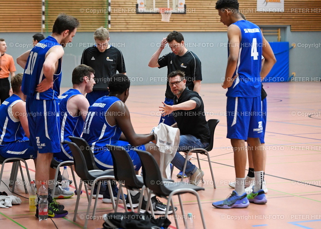 Basketball Herren SG Weiterstadt - Gladiators Trier  | 02.04.2022 Basketball 2. Regionalliga Nord Herren Saison 2021 2022 SG Weiterstadt - Gladiators Trier (66:57) Traineranweisungen Trainer Matthias Dönges (Weiterstadt) copyright HEN-FOTO Peter Henrich - Realized with Pictrs.com