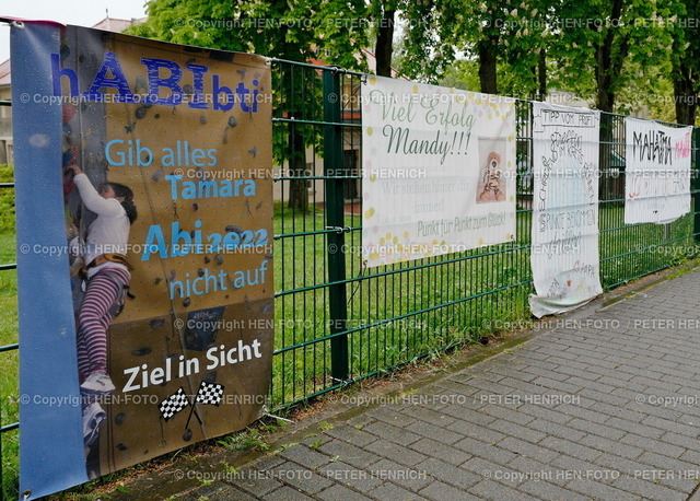 04.05.2022 Glückwünsche von Eltern zur Abiturprüfung 2022 | 04.05.2022 Viel Glück Alles Gute Wünsche von Freunden zum Abi 2022 auf Schilder Plakate am Gymnasium - Realized with Pictrs.com