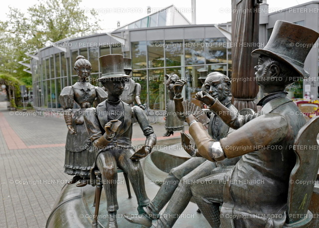 05.05.2022 Impressionen aus Darmstadt  | bewegliche Figuren beim Skatspielen Datterichbrunnen Szene aus Mundart Theaterstück vor der Stadt Bibliothek  - Realizzato con Pictrs.com