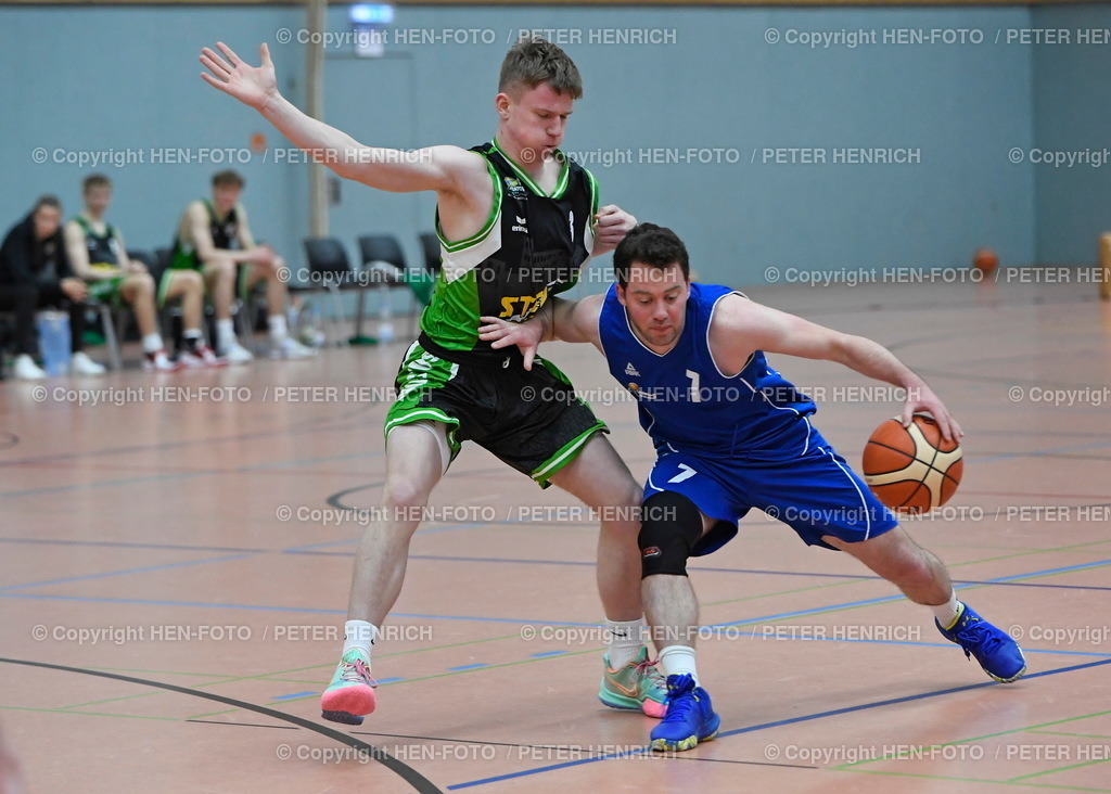 Basketball Herren SG Weiterstadt - Gladiators Trier  | 02.04.2022 Basketball 2. Regionalliga Nord Herren Saison 2021 2022 SG Weiterstadt - Gladiators Trier (66:57) v. li. 3 Benedikt Hoffmann (Trier) 7 Sven Petri (Weiterstadt) copyright HEN-FOTO Peter Henrich - Realizzato con Pictrs.com