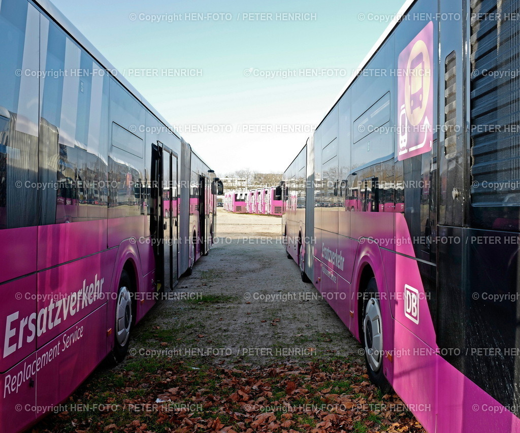 Replacement Service | 03.12.2023 Bereitstehende Busse der DB SEV GmbH für den Schienenersatzverkehr der Deutschen Bahn AG auf einem Parkplatz (Foto: Peter Henrich) - Realizzato con Pictrs.com