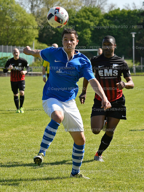 Fussball Spiel der Woche 30.4.17 Spiel der Woche TSG Messel - SG Unter-Abtsteinach | Fussball Gruppenliga Darmstadt Spiel der Woche 30.4.17 TSG Messel - SG Unter-Abtsteinach (0:1) 20170430 - li 12 Sebastian Karach (M) re 16 S. Ndong Tessa (U) - copyright HEN FOTO (Peter Henrich) - Realized with Pictrs.com