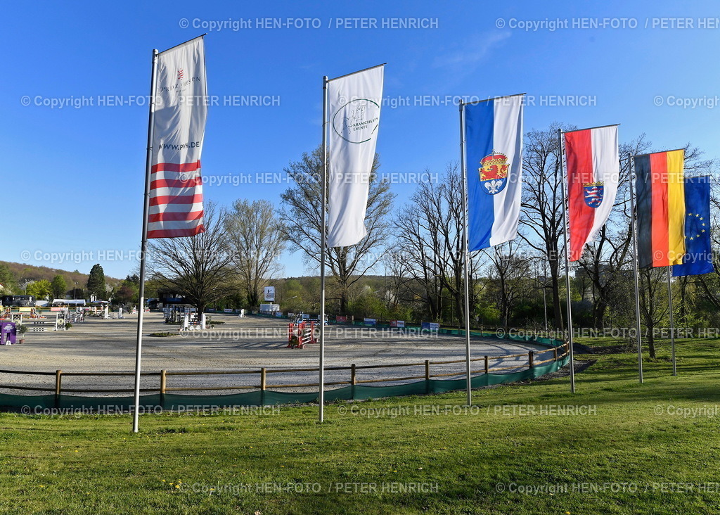 16.04.2022 Kranichstein Spring-Tour III Springturnier Dressurturnier | 16.04.2022 Reiten Darmstadt-Kranichstein Spring-Tour III Reitplatz mit Fahnenmasten Prinz von Hessen PVH Kranichstein Events Stadt Darmstadt Land Hessen Bundesrepublik Deutschland Europa Wappen Flagge Fahne copyright HEN-FOTO Peter Henrich - Realizzato con Pictrs.com