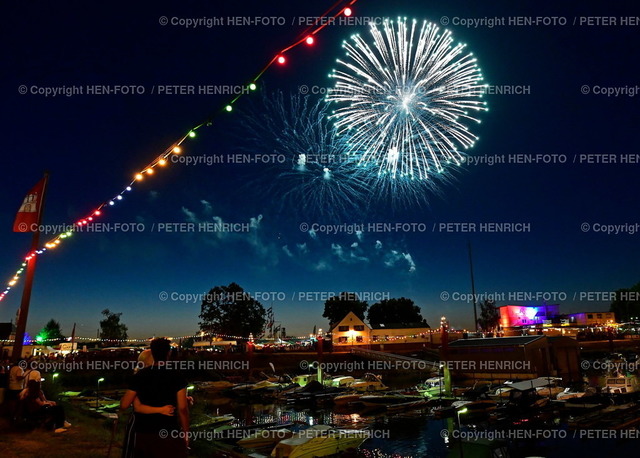 220808-7191-fischerfest-gernsheim-HEN-FOTO | 08.08.2022 Impressionen zum sehr gut besuchten Rheinischen Fischerfest mit Höhenfeuerwerk Pyrotechnik über dem Rhein am letzten Tag zur Blauen Stunde (Foto Peter Henrich) - Realizzato con Pictrs.com